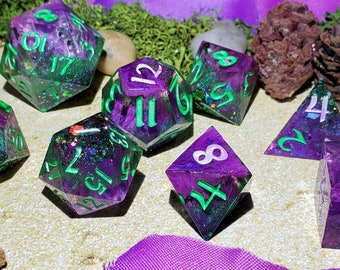 Prismatic Ooze - Dados hechos a mano de borde afilado / Resina TTRPG DnD de 8 piezas Juego de dados Dungeons & Dragons Dados RPG verdes y morados