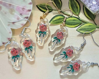 Espolvorear pendientes de piruleta / Mazmorras y dragones DnD Papel crítico Jester Lavorre Arma espiritual Mighty Nein Acrílico Pendientes colgantes