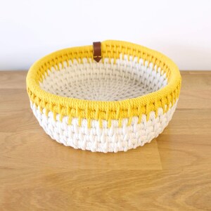 Panière tressée ronde en corde écrue et jaune, vue de dessus