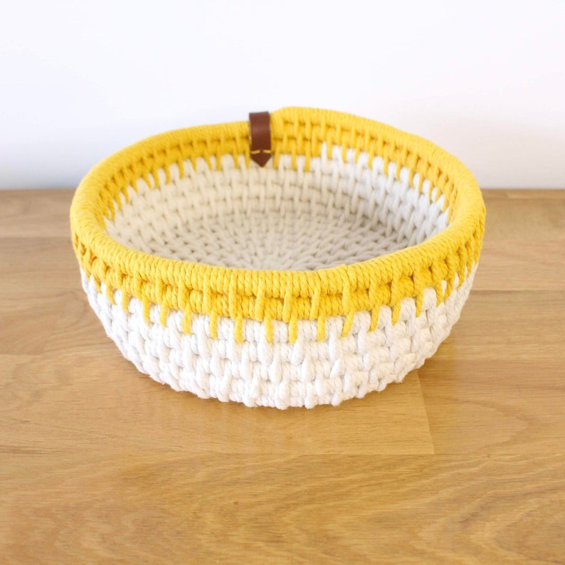 Panière tressée ronde en corde écrue et jaune, vue de dessus