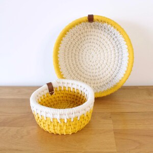 Duo de panières de rangement assorties, réalisées avec de la corde écrue et jaune.