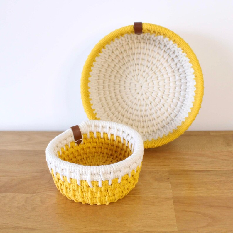 Duo de panières de rangement assorties, réalisées avec de la corde écrue et jaune.