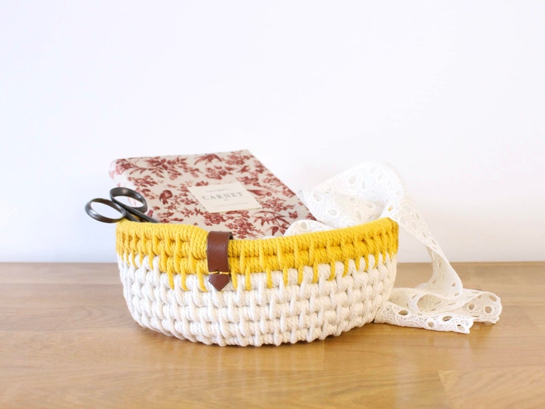 Panière tressée de rangement, réalisée avec de la corde jaune et écrue.