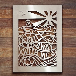 Puede incluir: Una pieza de arte de pared de metal con un diseño recortado de un velero, olas y las palabras "Sail Away With Me". El diseño es de color plateado y tiene un sol con rayos en el fondo.