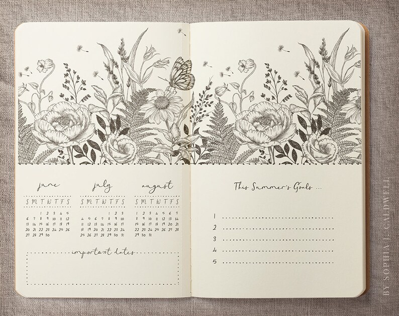 K&ouml;nnte beinhalten: Ein leeres Tagebuch mit einem floralen Design auf dem Umschlag. Das Tagebuch enth&auml;lt einen Kalender f&uuml;r Juni, Juli und August. Der Text "This Summer's Goals..." steht auf der rechten Seite.