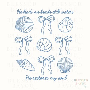 Puede incluir: Una impresión cuadrada de color blanquecino con dibujos lineales azules de conchas marinas y lazos. El texto "He leads me beside still waters" y "He restores my soul" está escrito en guión azul. La impresión es de Blessed Bayou Designs.