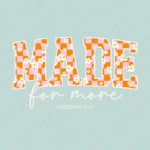 Puede incluir: Gr&aacute;fico a cuadros naranja y rosa con flores blancas, deletreando la palabra "MADE" en letras blancas en negrita. Debajo de la palabra est&aacute; el texto "for more" en letra blanca de estilo cursivo. El texto "EPHESIANS 2:10" est&aacute; en letra blanca m&aacute;s peque&ntilde;a debajo del texto en cursiva.