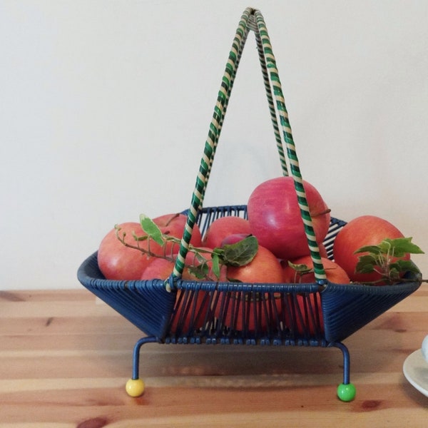 Vintage-Korb, Obstschale, Scoubidou-Gewebe, Atomzeitalter, Weltraumzeitalter, 1950er Jahre, bunte Küchenmöbel, Herzstück, Brotkorb