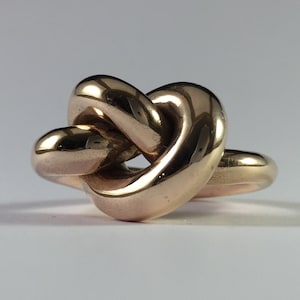 Ring, knoop, sculptuur, in gepolijst brons