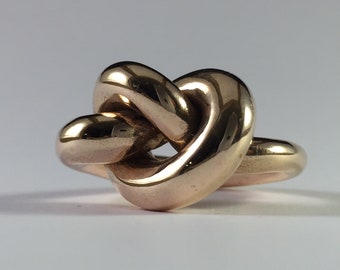 Sculpture knot ring, in 9kt, 18kt rose gold