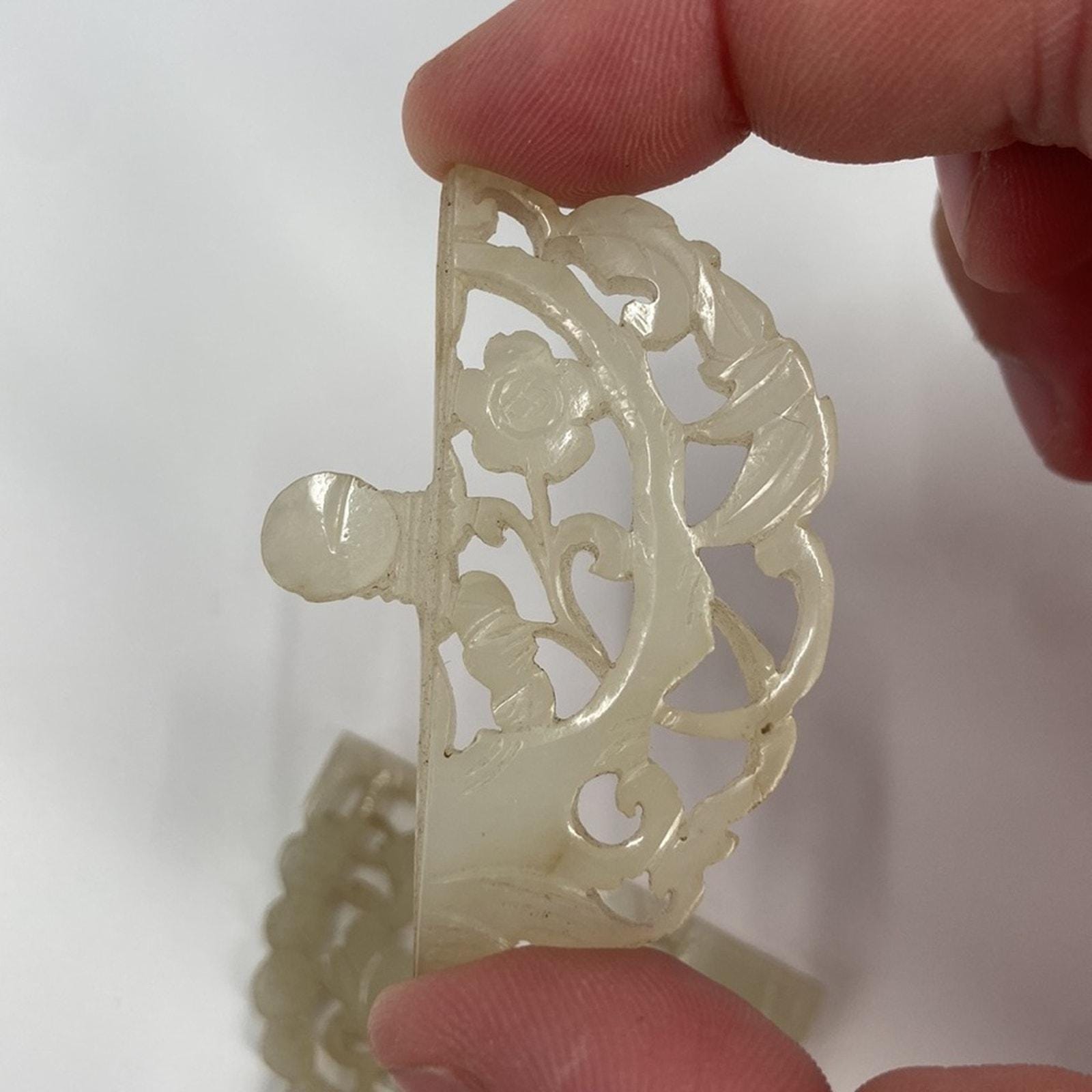 Antique Chinese hand carved Nephrite Jade Belt Buckle Lot 276 | CHINESE HAND CRAVED SPINACH JADE FIGURAL BELT BUCKLE main image 4
