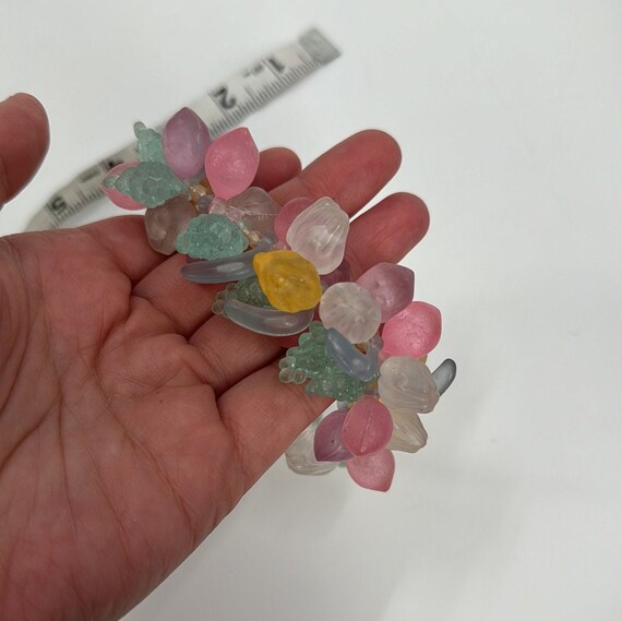Collier Vintage Années 1950 En Lucite Avec Motifs Fruits Et Fleurs – état Impeccable
