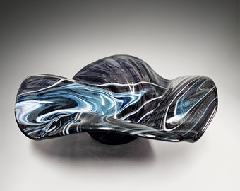 Glass Art Wave Bowl en azul índigo tormentoso y blanco / Decoración decorativa de mesa de centro / Destellos azul oscuro / Ideas únicas de regalos de decoración para el hogar