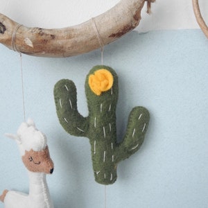 Guirlande MINI Llama, Branche bohème suspendue, Feutre Alpaga Baby girl décor chambre, Décoration de pompon de cactus, décoration de pépinière boho, Décoration de chambre de bébé lama image 3