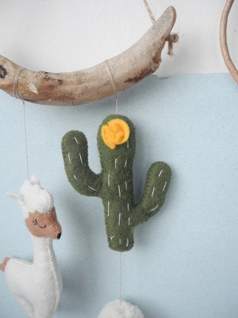 Guirlande MINI Llama, Branche bohème suspendue, Feutre Alpaga Baby girl décor chambre, Décoration de pompon de cactus, décoration de pépinière boho, Décoration de chambre de bébé lama image 3