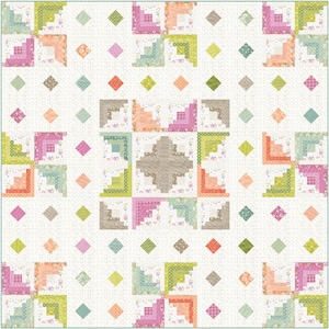 Può includere: Una trapunta con un motivo a blocchi log cabin disposti a griglia. Il design incorpora vari tessuti dai colori pastello nelle tonalità del rosa, verde, arancione e marrone, su uno sfondo bianco con piccoli pois distribuiti uniformemente.