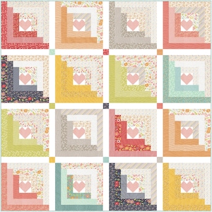 Könnte beinhalten: Ein Quiltmuster mit einem Blockhausdesign, das in jedem Block ein rosa Herz zeigt. Der Quilt ist aus verschiedenen floralen und geometrischen Drucken in den Farben Rosa, Rot, Orange, Gelb, Grün, Blau und Weiß gefertigt.