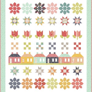 Puede incluir: Un edredón de retazos con un fondo blanco y una variedad de patrones florales y geométricos coloridos. El edredón presenta filas de flores, estrellas, tulipanes, casas y otras formas en tonos de rojo, rosa, amarillo, azul y verde.