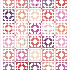 Könnte beinhalten: Ein Quiltblockmuster mit verschiedenen rosa, roten und violetten Diamantenmustern. Die Quiltblöcke sind in einem Gittermuster angeordnet.