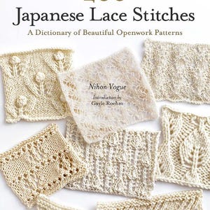 Puede incluir: Un libro titulado "280 Japanese Lace Stitches" con varias muestras de encaje de punto de color crema. La portada del libro presenta el título y el subtítulo, "A Dictionary of Beautiful Openwork Patterns". El libro es publicado por Tuttle, con una introducción de Gayle Rochm.