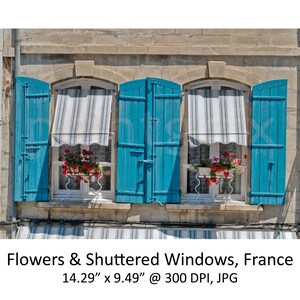 Könnte beinhalten: Drei Fenster mit blauen Fensterläden und weißen Markisen sind geöffnet und zeigen rote Blumen in Töpfen. Die Fenster befinden sich an einem Gebäude mit einer beigefarbenen Fassade.