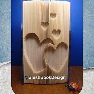 Modèle de pliage de livre double coeurs avec coeurs