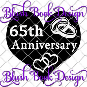 Può includere: Un design a forma di cuore nero con la scritta "65° Anniversario" in bianco. Il design include due anelli intrecciati e due cuori. Le parole "Blush Book Design" sono scritte in viola sopra e sotto il cuore.