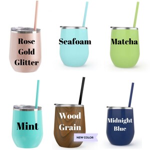 Puede incluir: Seis colores diferentes de vasos de vino de acero inoxidable con tapas y pajitas. Los colores son oro rosa con purpurina, espuma de mar, matcha, menta, grano de madera y azul medianoche.