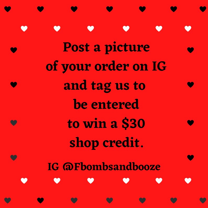 Puede incluir: Fondo rojo con corazones blancos y negros. El texto dice: "Publica una foto de tu pedido en IG y etiqu&eacute;tanos para participar en el sorteo de un cr&eacute;dito de tienda de $30. IG @Fbombsandbooze"