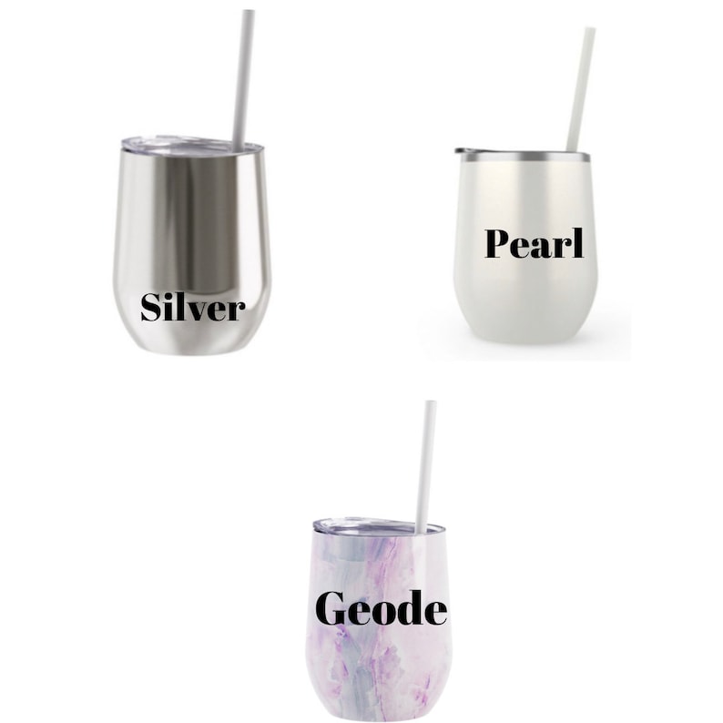 Puede incluir: Tres vasos de vino de acero inoxidable con pajitas. Los vasos est&aacute;n etiquetados como "Silver", "Pearl" y "Geode".