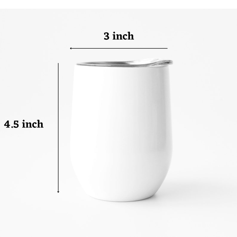 Puede incluir: Un vaso de vino de acero inoxidable blanco con tapa. El vaso mide 11,4 cm de alto y 7,6 cm de ancho.