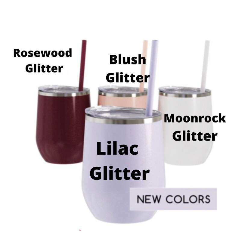 Puede incluir: Cuatro vasos de vino de acero inoxidable con diferentes colores de purpurina: palo de rosa, rubor, lila y piedra lunar. Cada vaso tiene una pajita y el texto "NEW COLORS" se muestra debajo de los vasos.