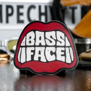Pegatina de Bass Face - Festival de música EDM, Dubstep, Riddim, Techno, Cultura Rave, Deep Bass. Botellas de agua, coches, portátiles, vasos, termos.