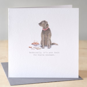 Carte d'anniversaire drôle de chien. Carte d'anniversaire de chien avec des saucisses. Lévrier. Illustration de chien. Carte de voeux drôle.
