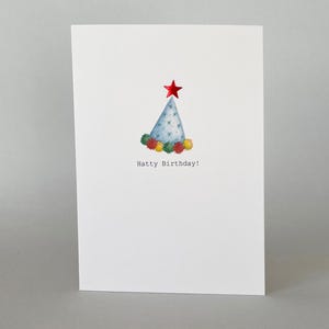 Grappige verjaardagskaart met feestmuts en grote rode ster. Verjaardagskaart voor hem. Verjaardagskaart voor haar. Kaart voor vriend. Met de hand verfraaid.
