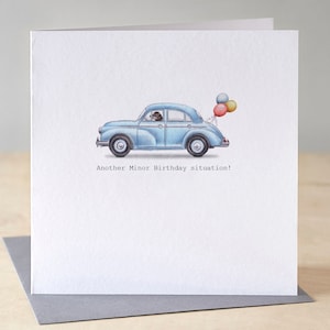 Biglietto per papà. Divertente biglietto di compleanno con un cane alla guida di una Morris Minor blu. Divertente biglietto di compleanno con un cane. Biglietto per uomo. Biglietto per fratello.