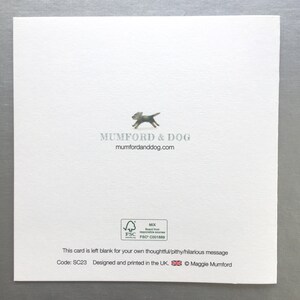 Puede incluir: Una tarjeta de felicitaci&oacute;n en blanco con un perro de dibujos animados corriendo en la parte delantera. La parte posterior de la tarjeta tiene el nombre de la empresa "MUMFORD & DOG" y la direcci&oacute;n del sitio web "mumfordanddog.com". La tarjeta est&aacute; hecha de papel reciclado y est&aacute; dise&ntilde;ada e impresa en el Reino Unido.