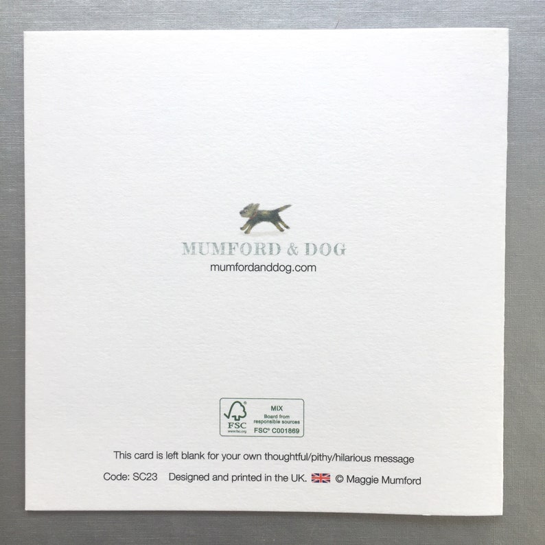 Puede incluir: Una tarjeta de felicitaci&oacute;n en blanco con un perro de dibujos animados corriendo en la parte delantera. La parte posterior de la tarjeta tiene el nombre de la empresa "MUMFORD & DOG" y la direcci&oacute;n del sitio web "mumfordanddog.com". La tarjeta est&aacute; hecha de papel reciclado y est&aacute; dise&ntilde;ada e impresa en el Reino Unido.