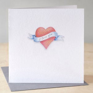 Cartão de aniversário luxuoso com um coração vermelho e as palavras "Eu te amo" em um pergaminho. Cartão de aniversário para a esposa. Cartão de Dia dos Namorados para o marido.