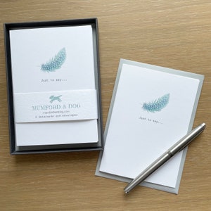 Cartes de correspondance de luxe dans une boîte cadeau. Cadeau de la fête des mères, cartes "Juste pour dire..." avec illustration de plumes, cartes de notes A6 Cadeau pour les amateurs de papeterie