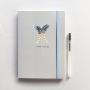 A5 luxe notitieboekje. Brievenbuscadeau. Stevig dagboek. Dik gevoerd notitieboekje. Cadeau voor vriend. Veren notitieboekje. Briefpapier cadeau. afbeelding 1