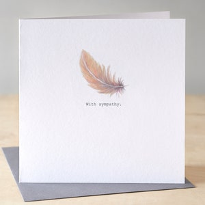 Carte de sympathie avec plume flottante. Carte de condoléances. Carte de deuil. Je pense à vous, carte.