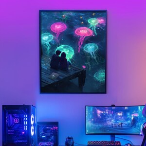 Pu&ograve; includere: Una stampa d'arte digitale di una coppia seduta su un molo con meduse luminose nell'acqua. La stampa ha uno sfondo blu scuro con meduse rosa e verdi.