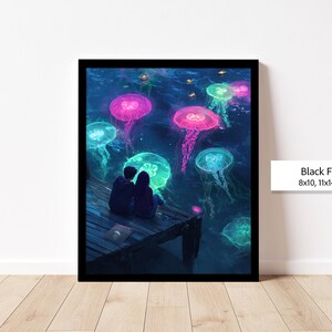 Pu&ograve; includere: Una coppia siede su un molo di legno, ammirando uno spettacolo di meduse bioluminescenti che brillano nell'acqua. Le meduse sono di varie tonalit&agrave; di rosa, blu e verde, creando una scena magica ed eterea.