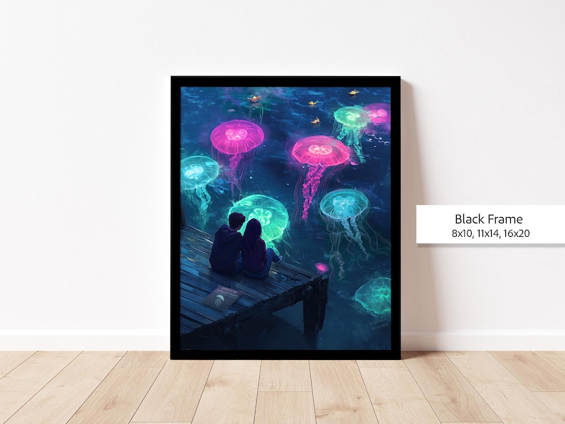 Pu&ograve; includere: Una coppia siede su un molo di legno, ammirando uno spettacolo di meduse bioluminescenti che brillano nell'acqua. Le meduse sono di varie tonalit&agrave; di rosa, blu e verde, creando una scena magica ed eterea.