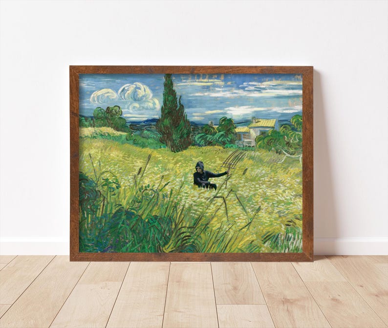 Pu&ograve; includere: Una stampa incorniciata di un dipinto di paesaggio con una figura in un campo di erba alta. L'opera d'arte ha una cornice in legno rustico. Il dipinto raffigura una giornata di sole con cielo blu, nuvole e una casa sullo sfondo.