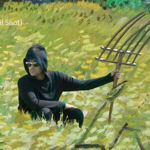 Pu&ograve; includere: Una persona con una felpa con cappuccio nera e occhiali da sole &egrave; inginocchiata in un campo giallo e verde. Tiene un forcone di legno. L'immagine &egrave; un dettaglio di un dipinto.