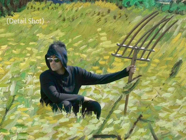Pu&ograve; includere: Una persona con una felpa con cappuccio nera e occhiali da sole &egrave; inginocchiata in un campo giallo e verde. Tiene un forcone di legno. L'immagine &egrave; un dettaglio di un dipinto.