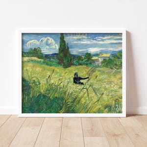 Pu&ograve; includere: Stampa incorniciata di un dipinto raffigurante un campo di grano con una figura che raccoglie. L'opera d'arte presenta una tavolozza di colori vivaci, con verdi, gialli e blu, in una cornice bianca. Stile post-impressionista.
