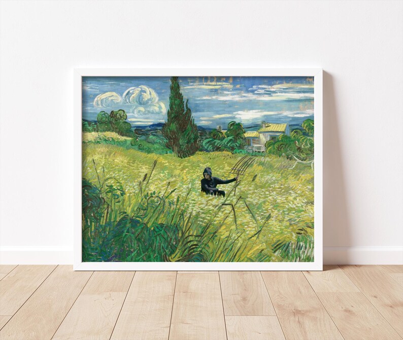 Pu&ograve; includere: Stampa incorniciata di un dipinto raffigurante un campo di grano con una figura che raccoglie. L'opera d'arte presenta una tavolozza di colori vivaci, con verdi, gialli e blu, in una cornice bianca. Stile post-impressionista.